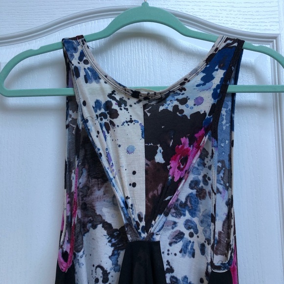 Painted Threads High-Lo Floral Top With Open Back - Picture 10 of 11